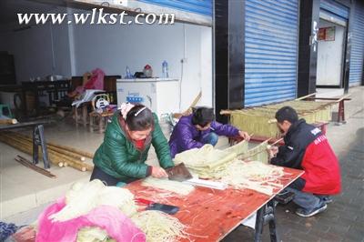 切條、晾曬。 本報特約通訊員曾光全/攝