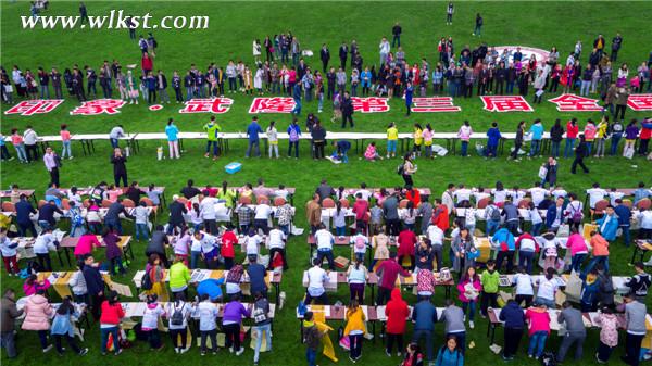印象武隆.第三屆全國青少年書法大賽百米書法長卷現場 王俊杰/攝