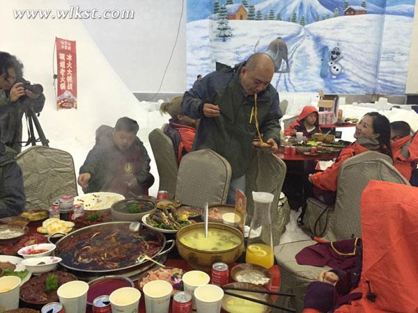 大吃一驚 牛人仙女山零下5℃吃火鍋挑戰冰火兩重天