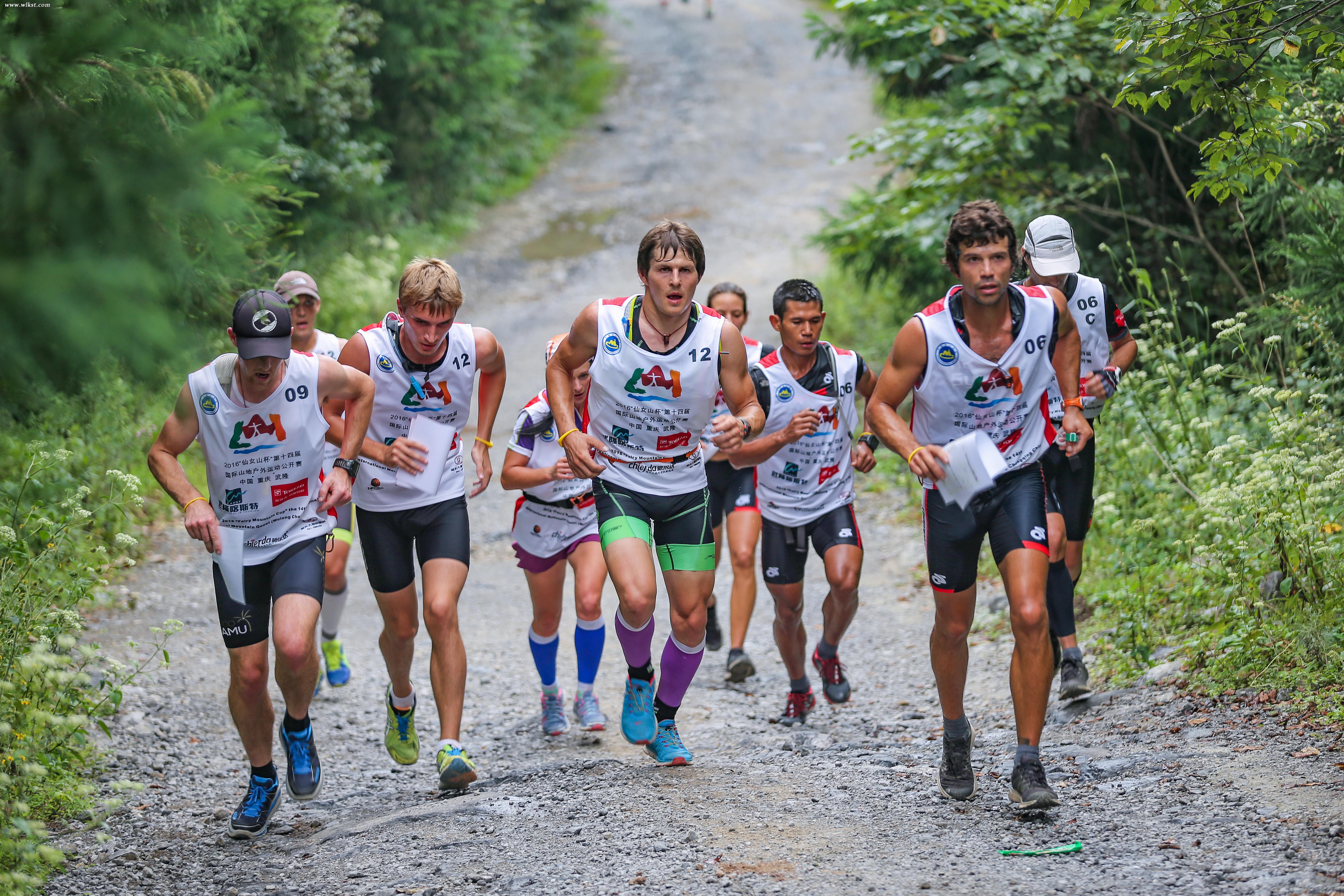 公開賽選手們激烈競(jìng)爭(zhēng)場(chǎng)面（圖/王俊杰）