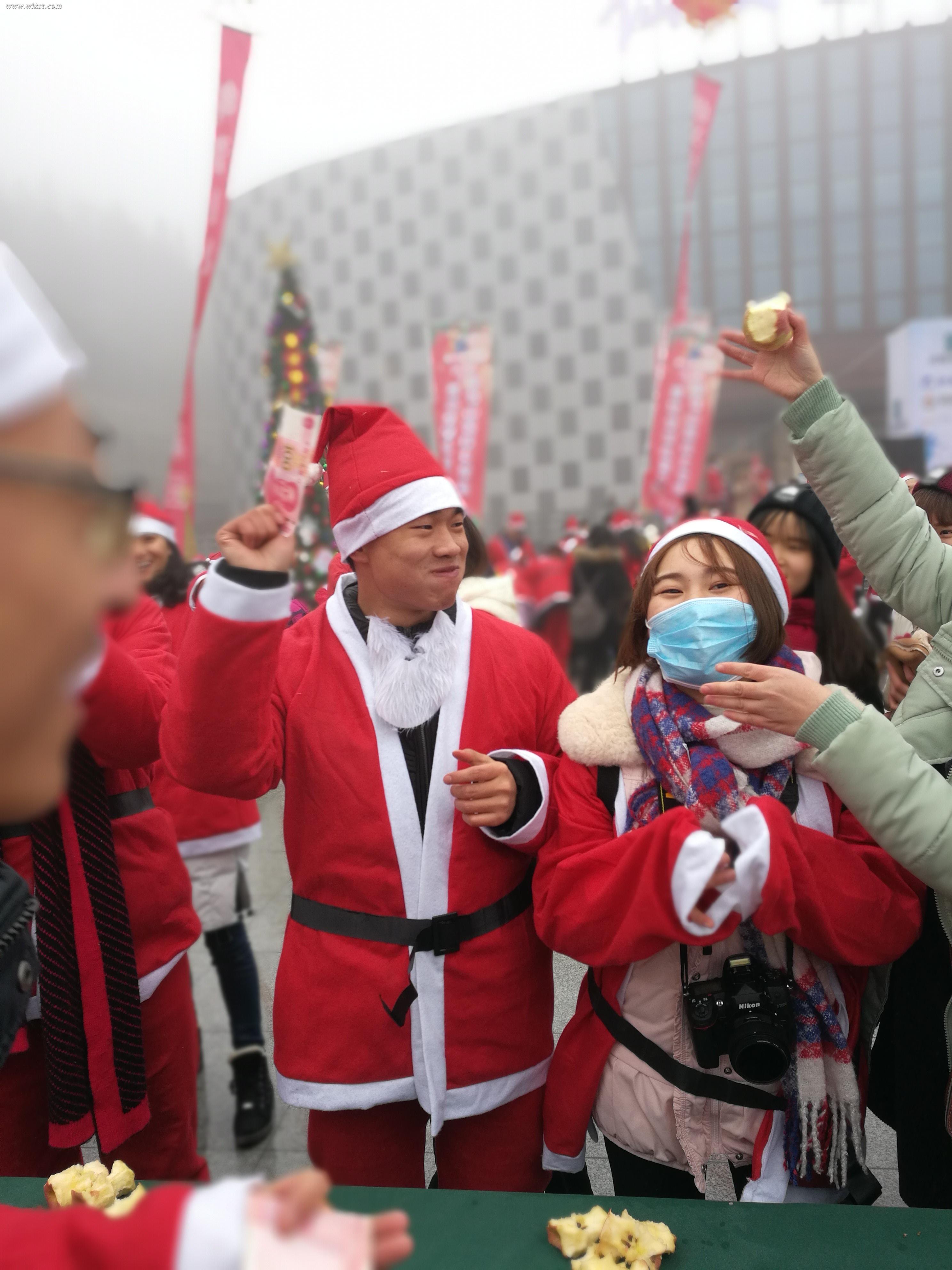 啃蘋果大賽歡樂場面