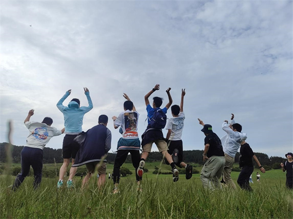 盡情跳躍的學子