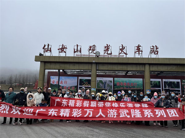 首發團乘坐小火車