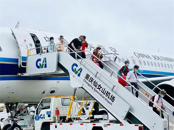 首發團乘客有序下飛機